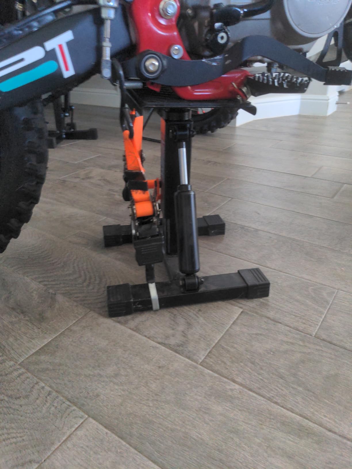VEVOR Dirt Bike Lift Stand 440 lbs Capacity Motorcycle Jack Lift Stand customer photo 1