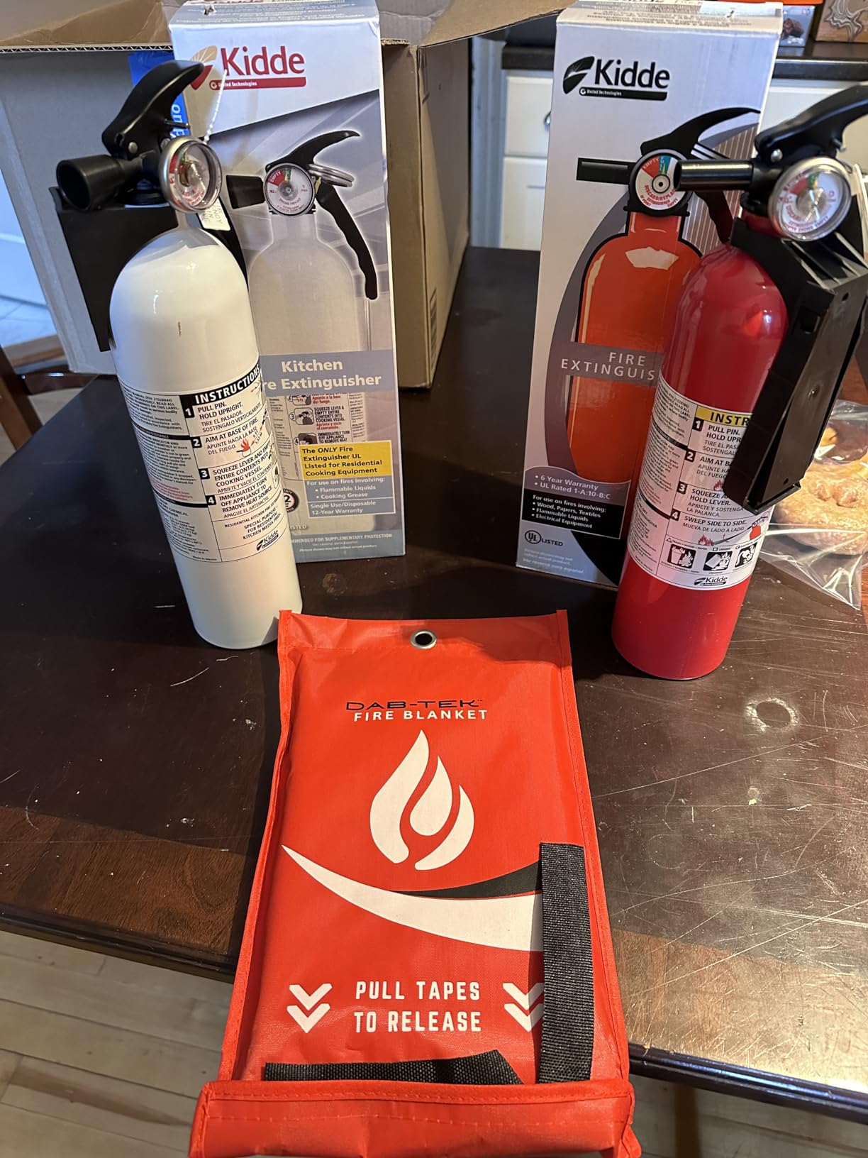 Kidde Kitchen Fire Extinguisher, 711A, RESSP - Home Extinguisher for Small Cooking Oil and Grease Fires in Residential Kitchens, 2.5 lb. Dry Chemical customer photo 1