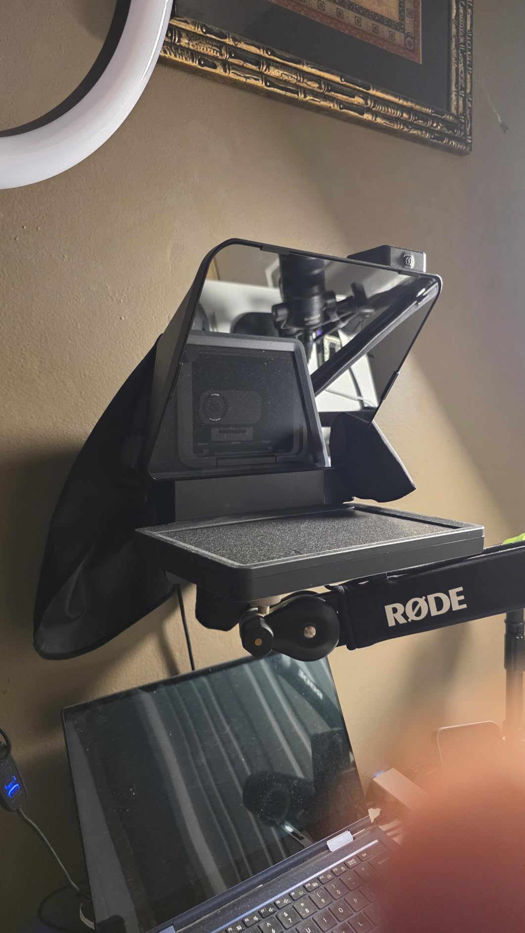 Elgato Prompter, Teleprompter with Built-in Screen, 1080p Full HD Effective Video Resolution customer photo 2