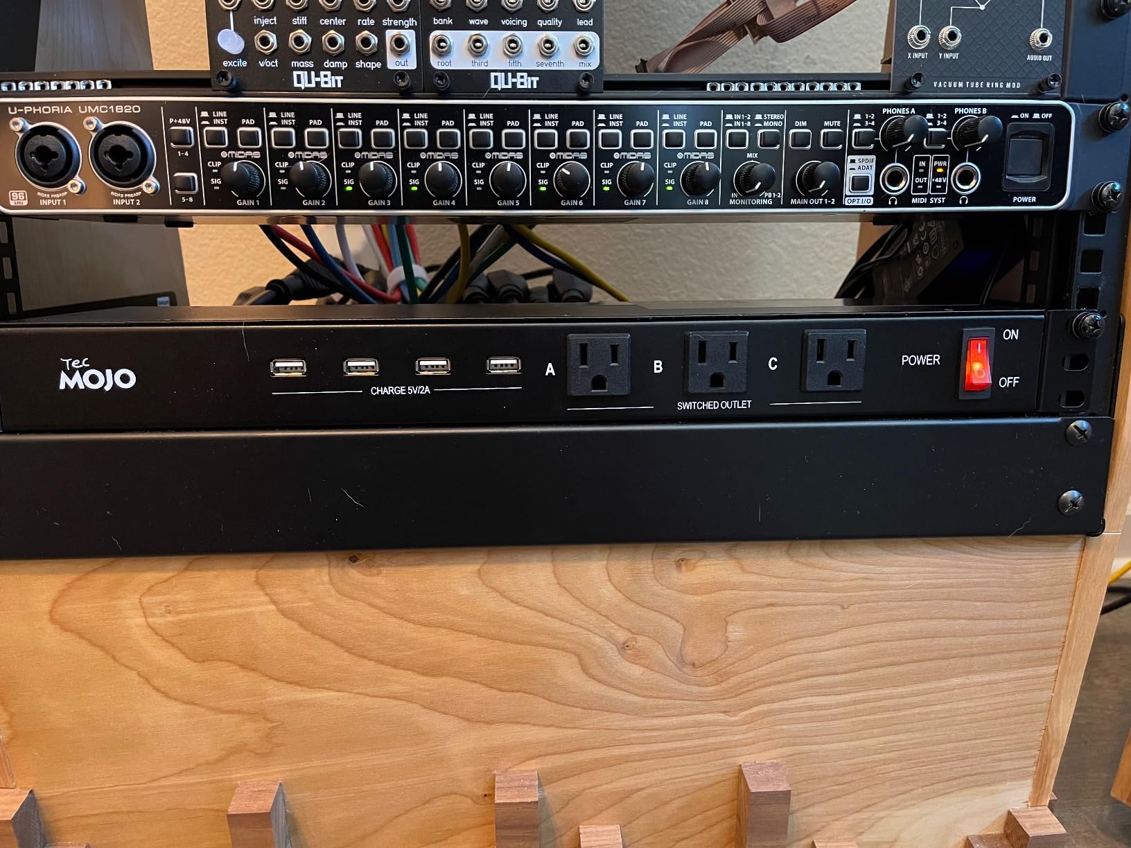 Tecmojo 1U Rack Mount 19 Outlet PDU Power Distribution Unit with Circuit Breaker for 19-inch AV/Network/Server Cabinet customer photo 2