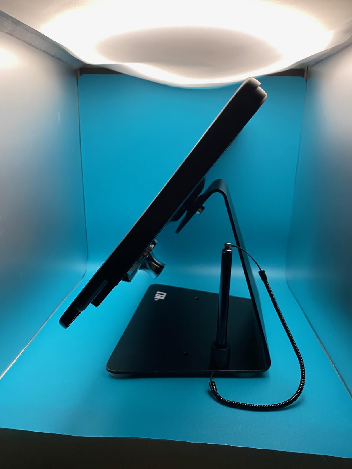 CTA Digital Desktop Anti-Theft Stand – Kiosk Stand with Stylus, Tether, and Aluminum Enclosure for iPad 11th Gen A16 11” - 10th Gen 10.9” - Air 4th & 5th Gen - 11” Pro & More - Black (PAD-DASB109) customer photo 1