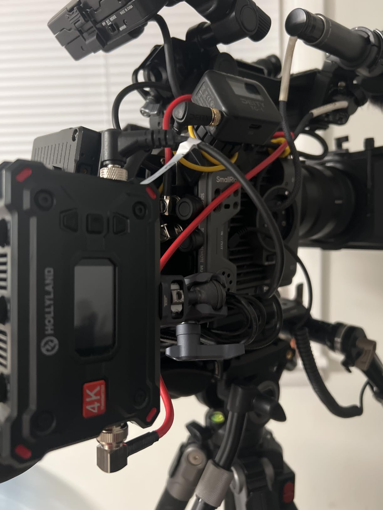 Alvin's Cables 12G SDI Flexible Coaxial Cable BNC Male to Male Right Angle for RED Komodo| Atomos Monitor 75 Ohm Shielded Cable for 4K Video Camera, Red customer photo 1