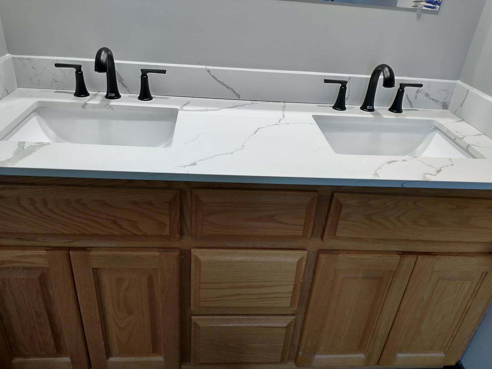 30 in.W x 22 in.D Quartz Calacatta River Vanity Top, with Undermount Middle Sink, with One Sidesplash & One Backsplash, Single Faucet Hole Spread Bathroom Vanity Sink Countertop customer photo 1