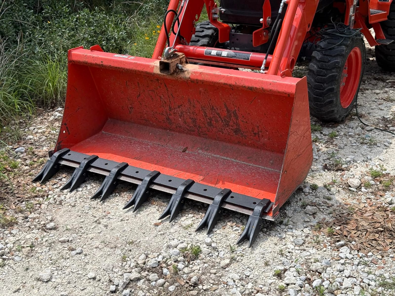 VEVOR Bucket Tooth Bar, 60'', Heavy Duty Tractor Bucket 7 Teeth Bar for Loader Tractor Skidsteer, 4560 lbs Load-Bearing Capacity Bolt On Design, for Efficient Soil Excavation and Bucket Protection customer photo 1