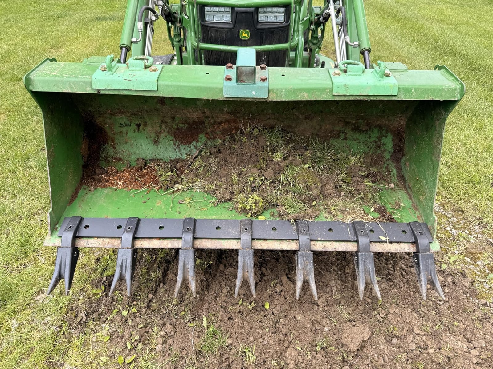 VEVOR Bucket Tooth Bar, 60'', Heavy Duty Tractor Bucket 7 Teeth Bar for Loader Tractor Skidsteer, 4560 lbs Load-Bearing Capacity Bolt On Design, for Efficient Soil Excavation and Bucket Protection customer photo 2