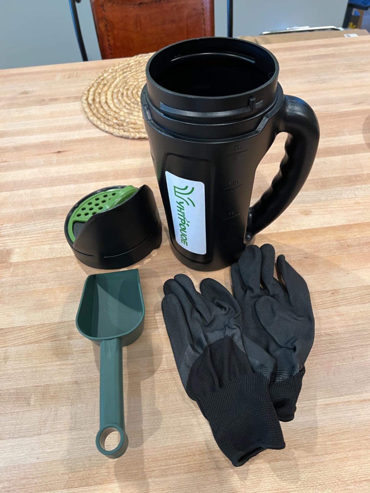 Yhtpouqe Hand held Spreader, Seed Spreader for Ice Melt, Grass Seed, Fertilizer Lawn and Garden. Multiple Adjustable Opening Sizes for Salt,Ice Melt, Up to 80 Oz customer photo 1