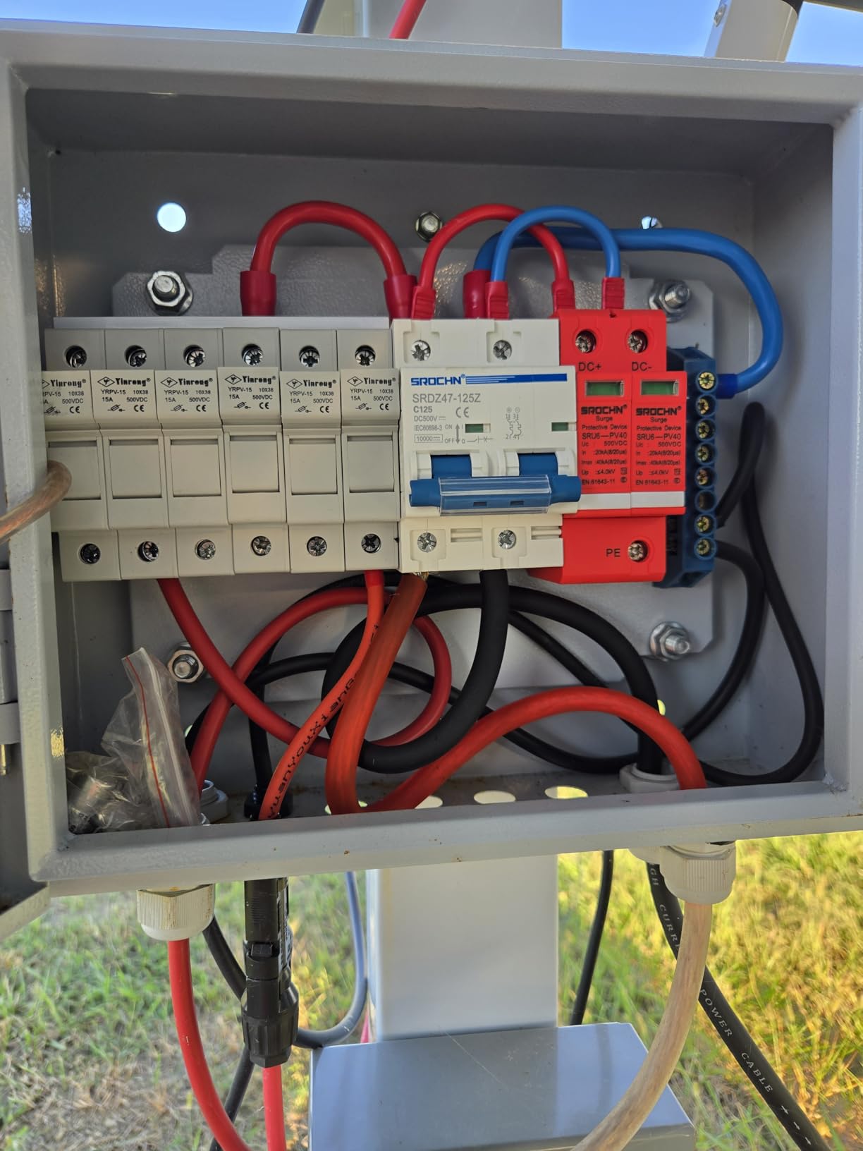 VEVOR 6 String PV Combiner Box, Metal Solar Combiner Box with 15A Rated Current Fuse & 125A Circuit Breaker for On/Off Grid Solar Panel System, IP65 customer photo 2