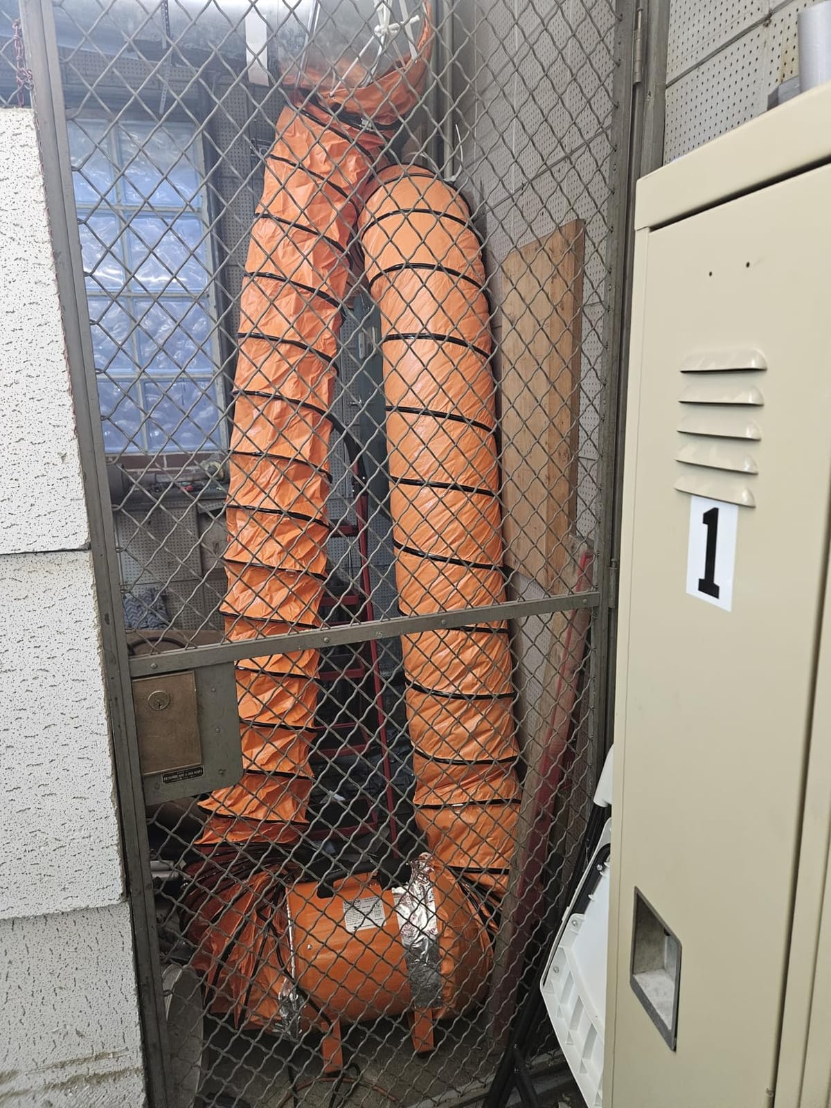 VEVOR Air Mover Blower Fan 8 Inch, 1070CFM 195W with 16.4ft Flexible Duct, Industrial Portable Ventilator Blower/Exhaust customer photo 1