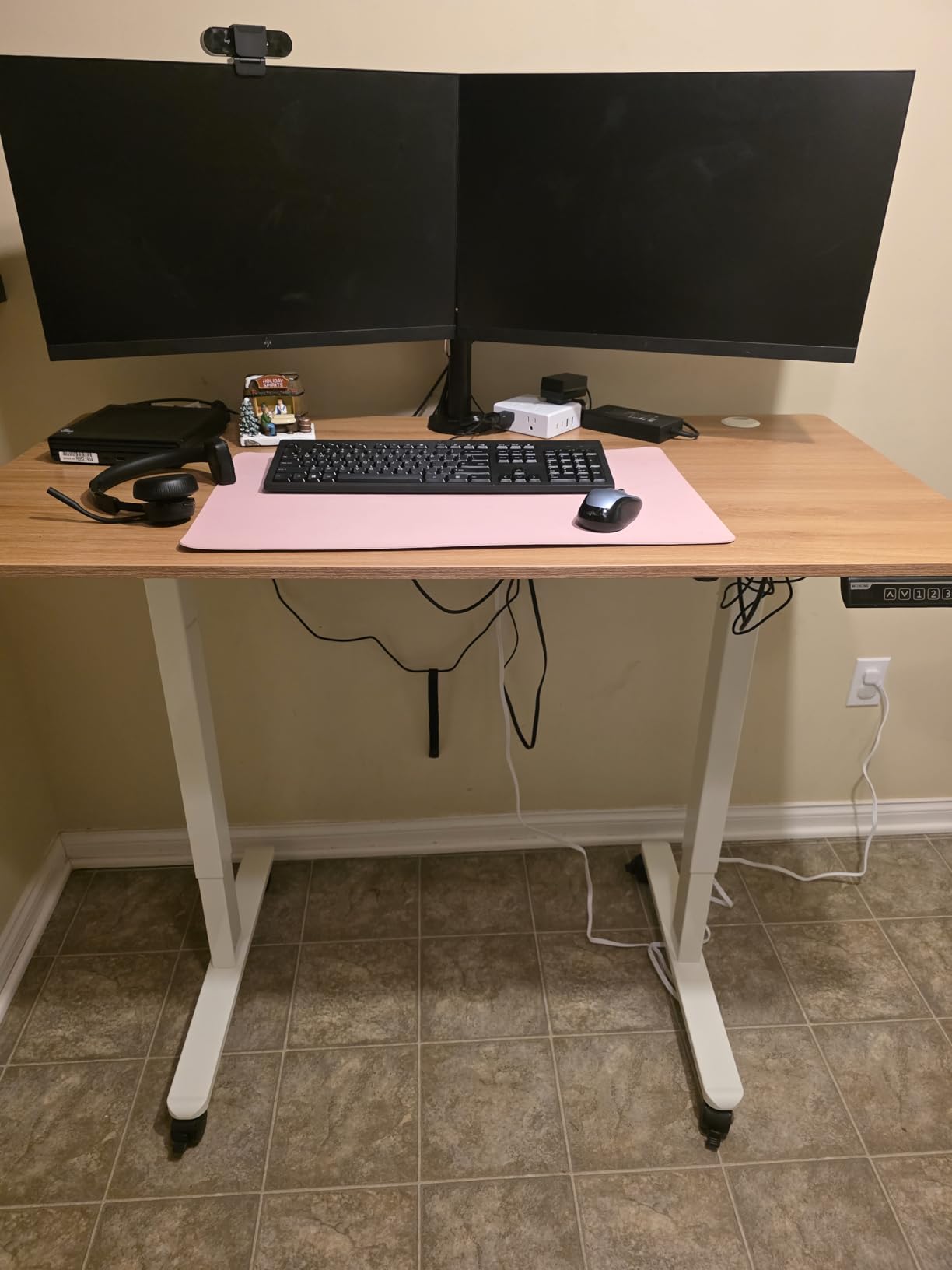 Monomi Large Electric Standing Desk 71“x31.5“ Height Adjustable,Black customer photo 2
