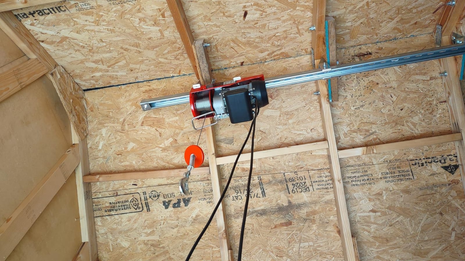 VEVOR Electric Hoist with Remote Control, 440 lbs Material Handling Tool, 110V Electric Hoist with 14ft Remote Control for Factories, Warehouses, Construction Site, Attic customer photo 1