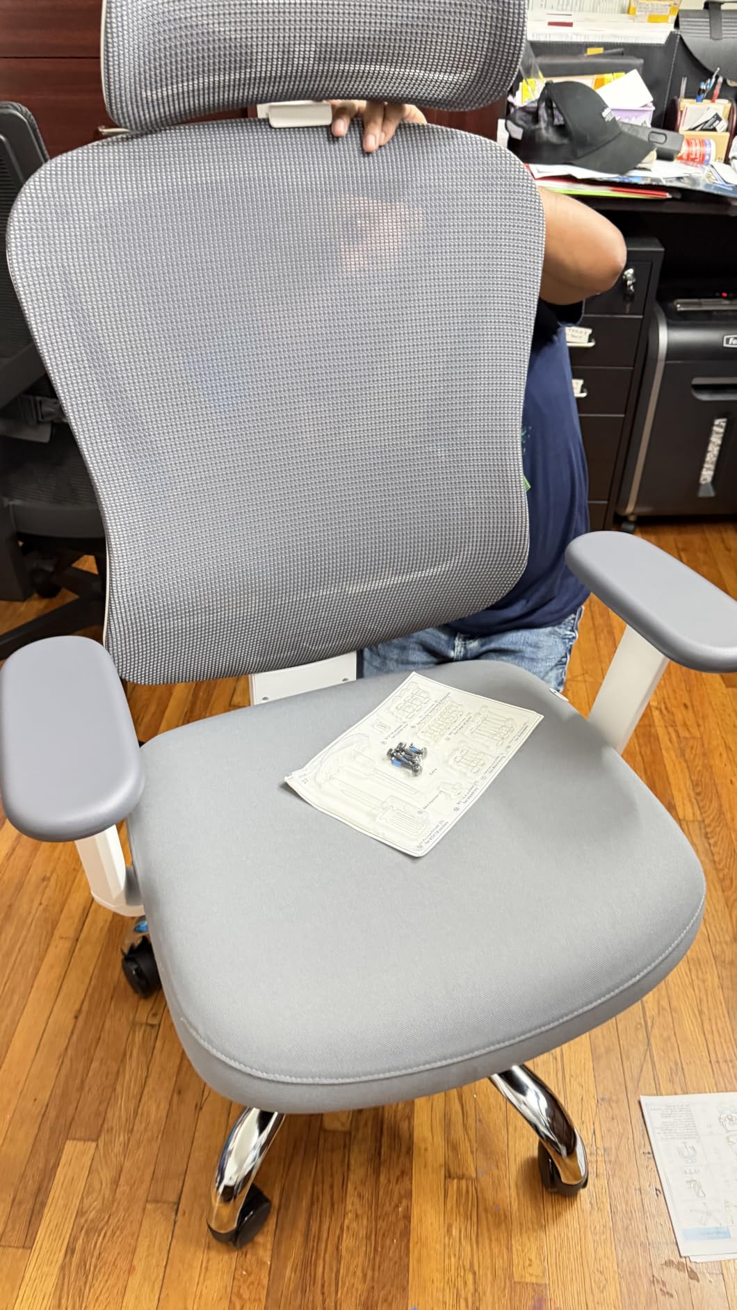 HOLLUDLE Ergonomic Mesh Office Chair - 3D Adjustable Lumbar Support & 3D Armrests, V-Shaped Back, Adjustable Desk Chair for Office & Home, White customer photo 1