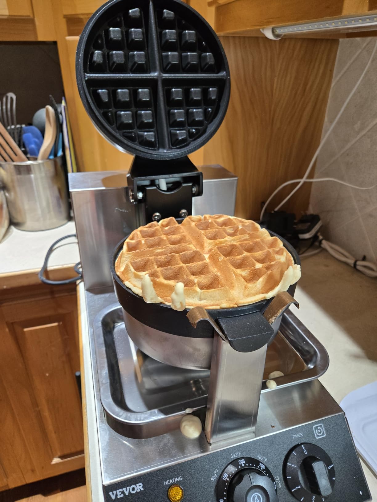VEVOR Commercial Waffle Maker, 1230W Round Waffle Baker Machine, Non-Stick Stainless Steel Belgian Waffle Iron with Temperature and Time Control, Handle, for Restaurant Bakery Snack Bar Family customer photo 1