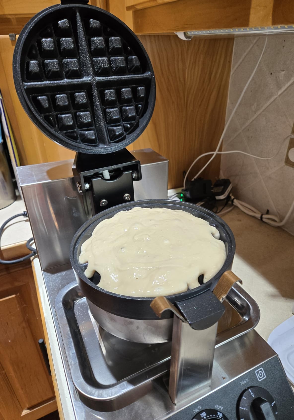 VEVOR Commercial Waffle Maker, 1230W Round Waffle Baker Machine, Non-Stick Stainless Steel Belgian Waffle Iron with Temperature and Time Control, Handle, for Restaurant Bakery Snack Bar Family customer photo 2