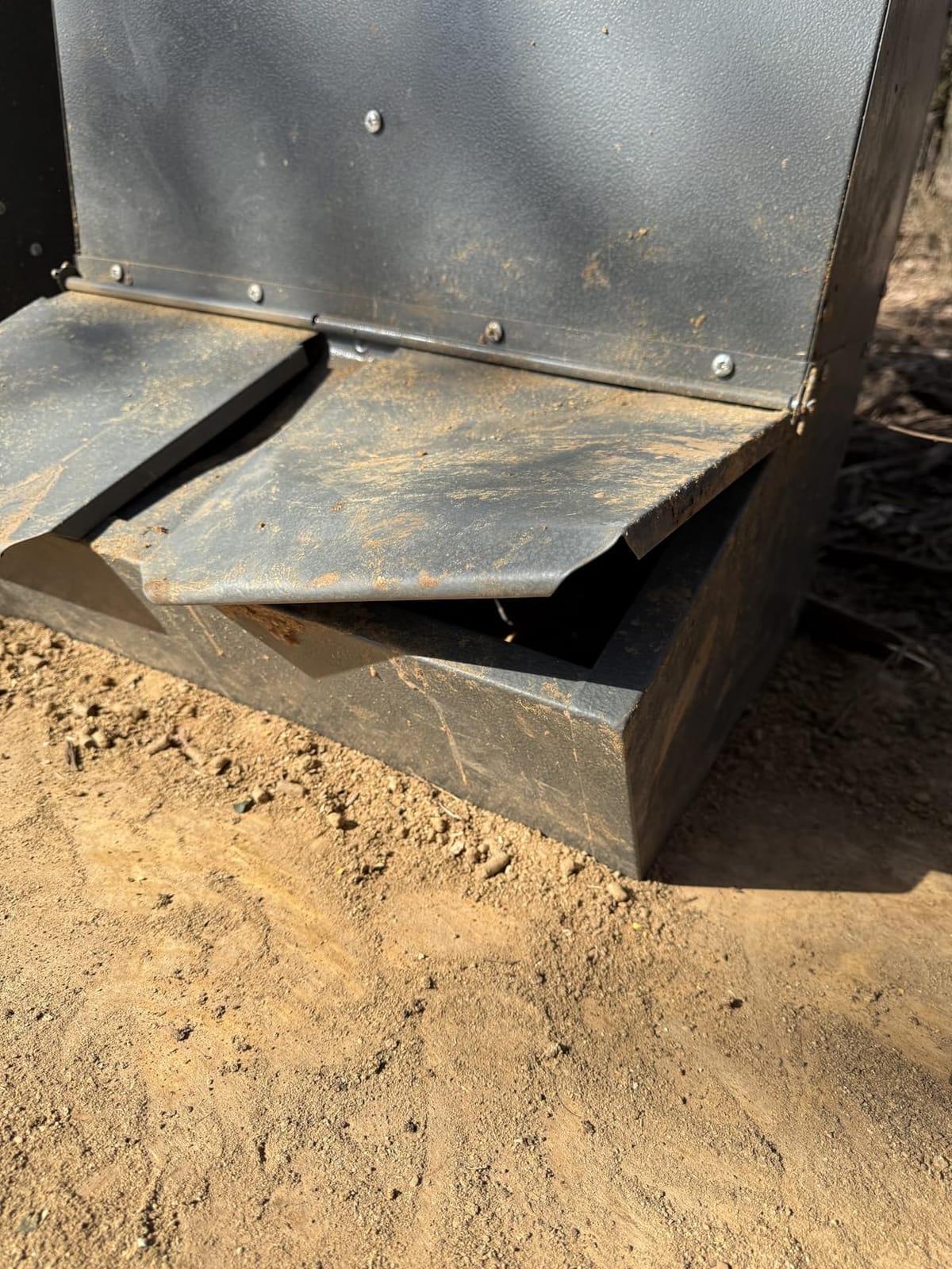 VEVOR Hog Feeder, 3.7 Bushel Capacity, Double Door Pig Feeder, Heavy Duty Steel Piglets Feeder, Multipurpose Trough Creep Feeder, Outdoor Livestock Feeder Farm Accessory for Feeding up to 8 Hogs customer photo 1