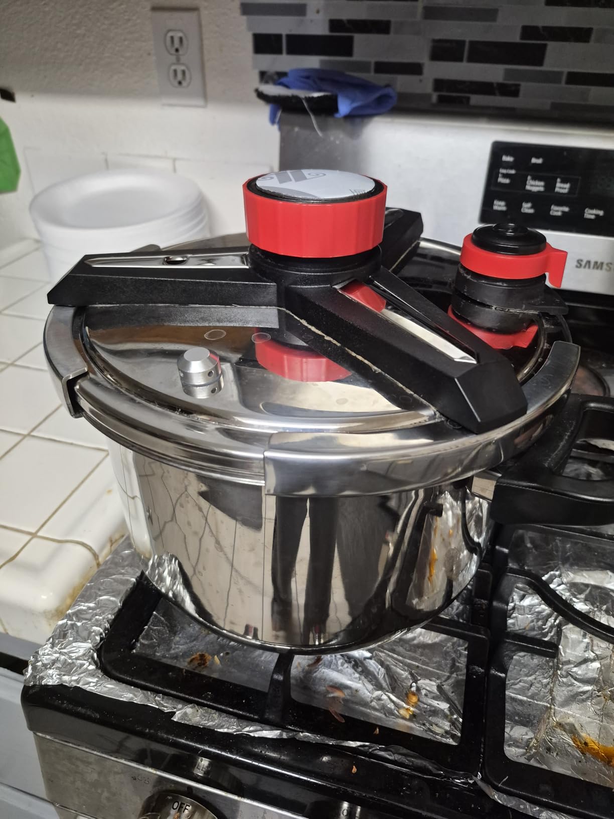 Pressure Cooker 10 QT,18/8 Stainless Steel Pressure Cooker,Olla De Presion,10/15 PSI Settings,One-Hand Locking,Compatibility Gas and Induction Cooktops, Glass Lid included customer photo 2