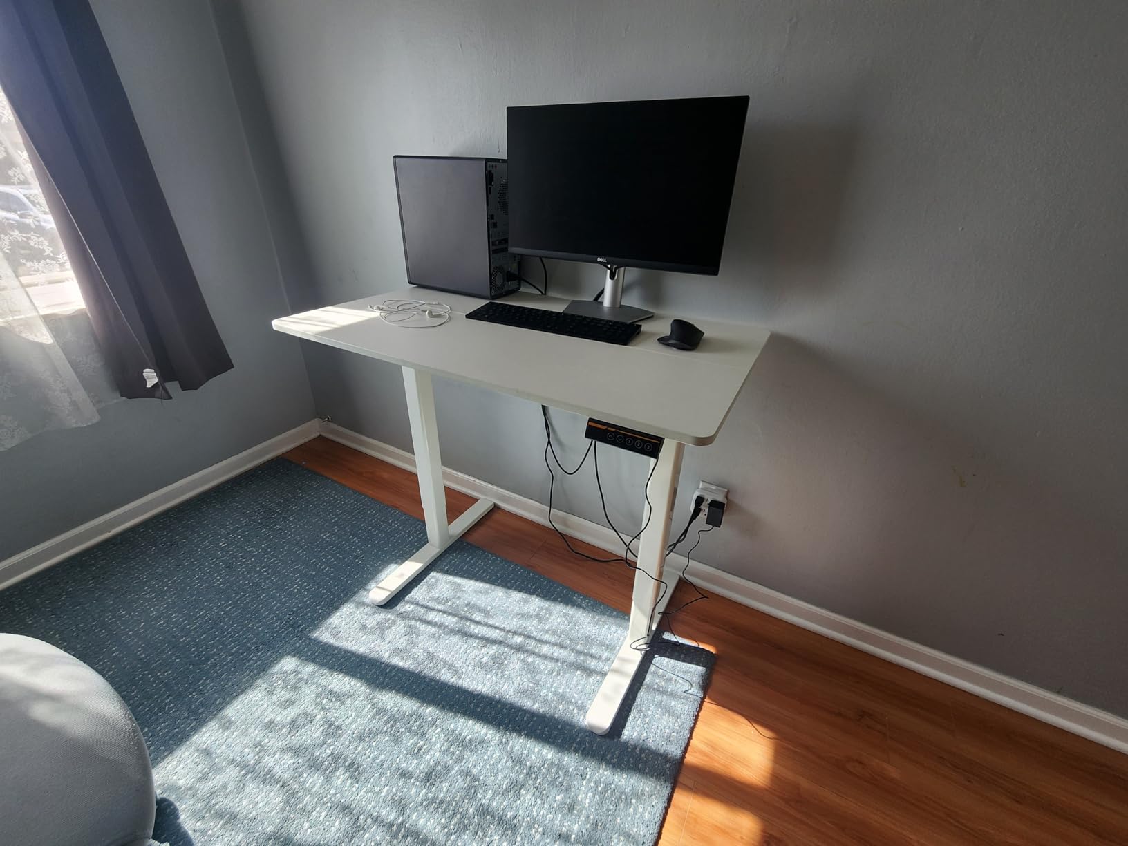 YDN 40 x 24 Inch White Electric Standing Desk customer photo 1