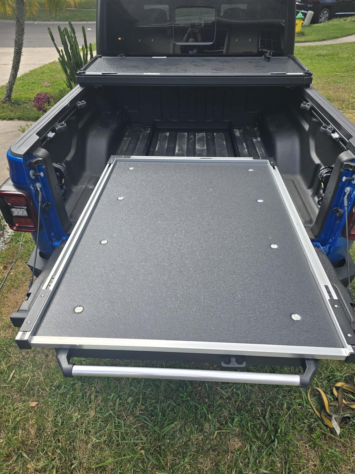 VEVOR Sliding Truck Bed Organizer, 65 x 48-Inch Heavy Duty Truck Bed Storage Drawer with 1000 lbs Capacity, Features 6 Movable Rings for Securing, 2-Position Slide Out Tray for Pickup Trucks, Black customer photo 2