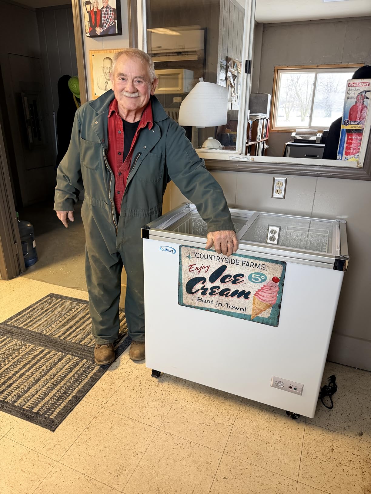 KoolMore 33 in. Flat‑Top Ice Cream Display Freezer, 7 Cu. Ft. Commercial Chest Freezer with Sliding Glass Doors, ETL Listed in White customer photo 2