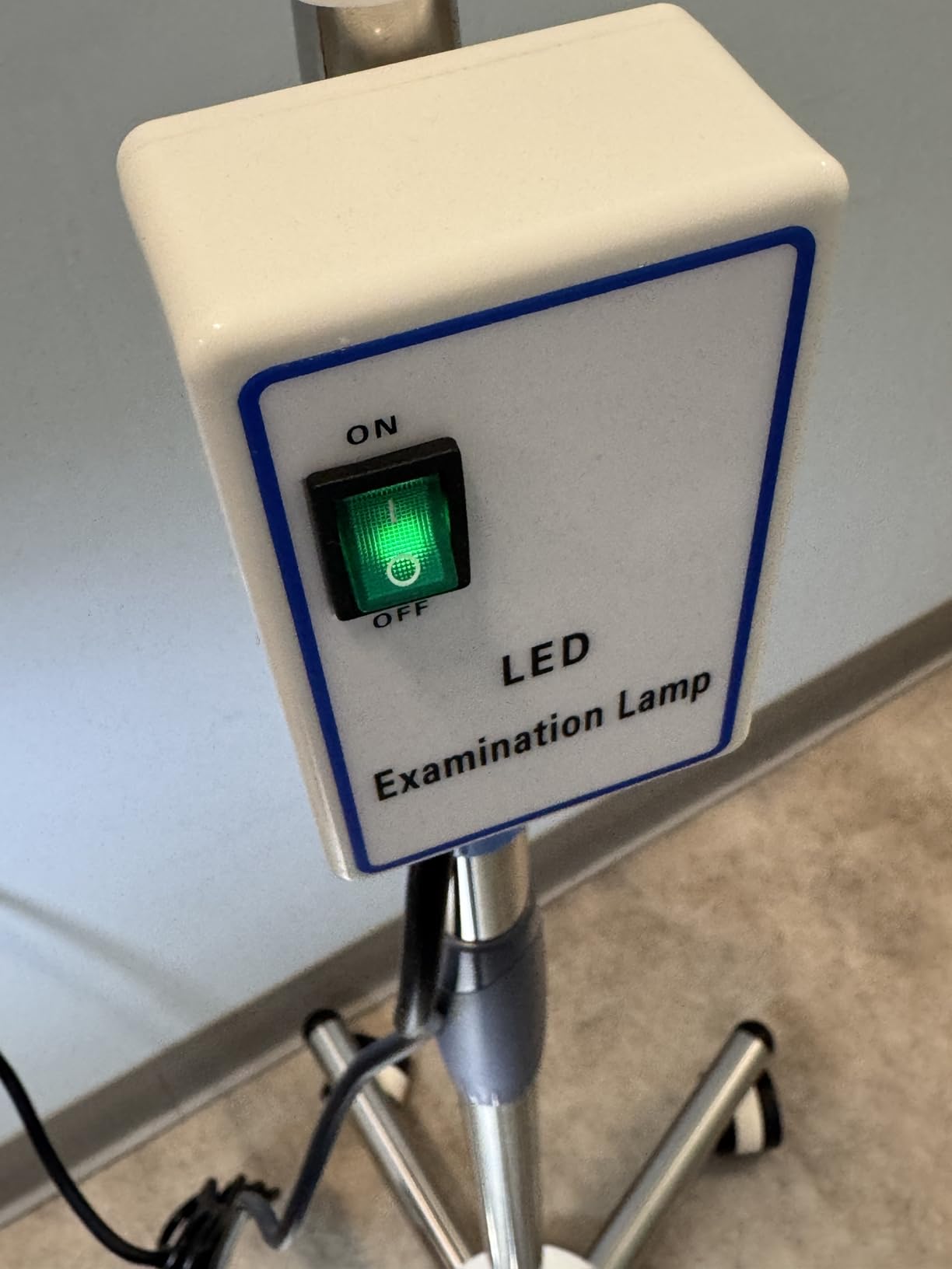 21W LED Medical Exam Lamp Surgical Examination Light with 360° Adjustable Illumination, Floor Stand Type Dental-Oral & Gynaecology Outpatient Cold Light Lamp for Clinical Examinations customer photo 2