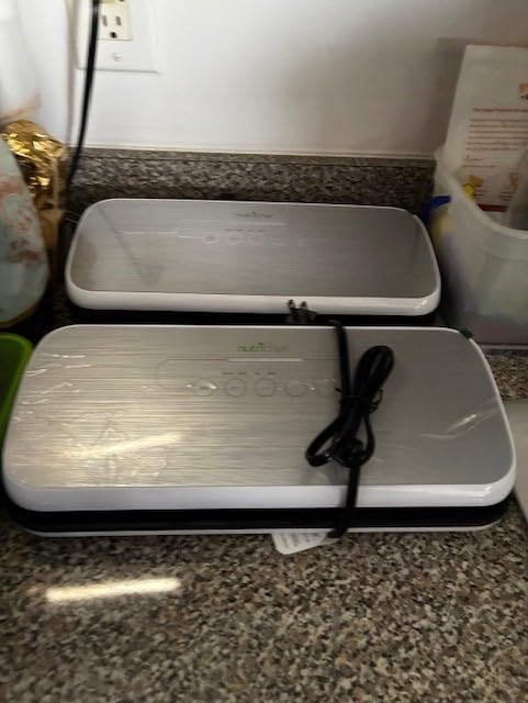 NutriChef Automatic Food Vacuum Sealer, Electric Air Sealing Preserver System for Dry and Moist Foods, LED Control, Strong Suction, Includes Bags, Wine Stopper Cork, and Air Suction Hose, 14”x6”x3” customer photo 2