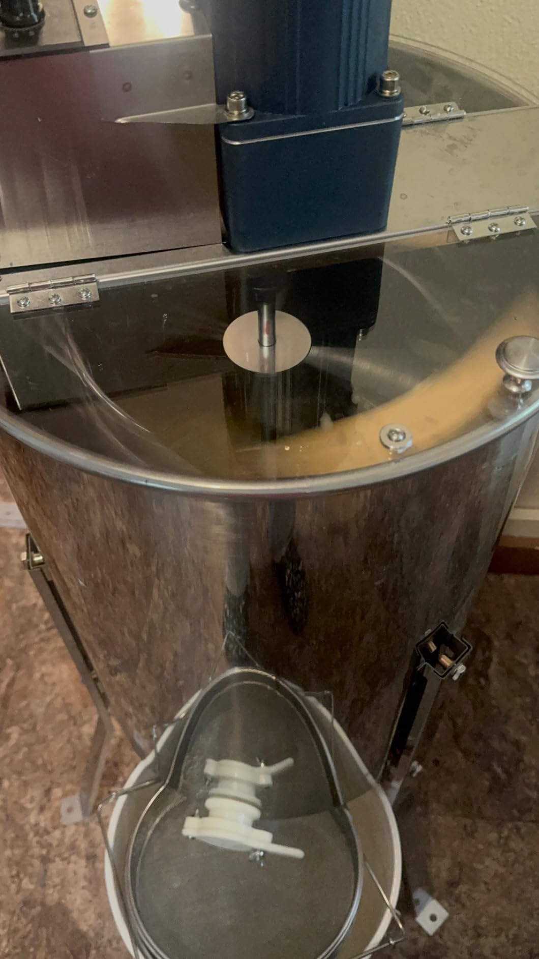 VEVOR Electric Honey Extractor, 6 Frame Honey Extractor with Transparent Lid, 140W Stainless Steel Honeycomb Drum Spinner, Height Adjustable, Honeycomb Extraction Equipment for Beekeeping customer photo 2