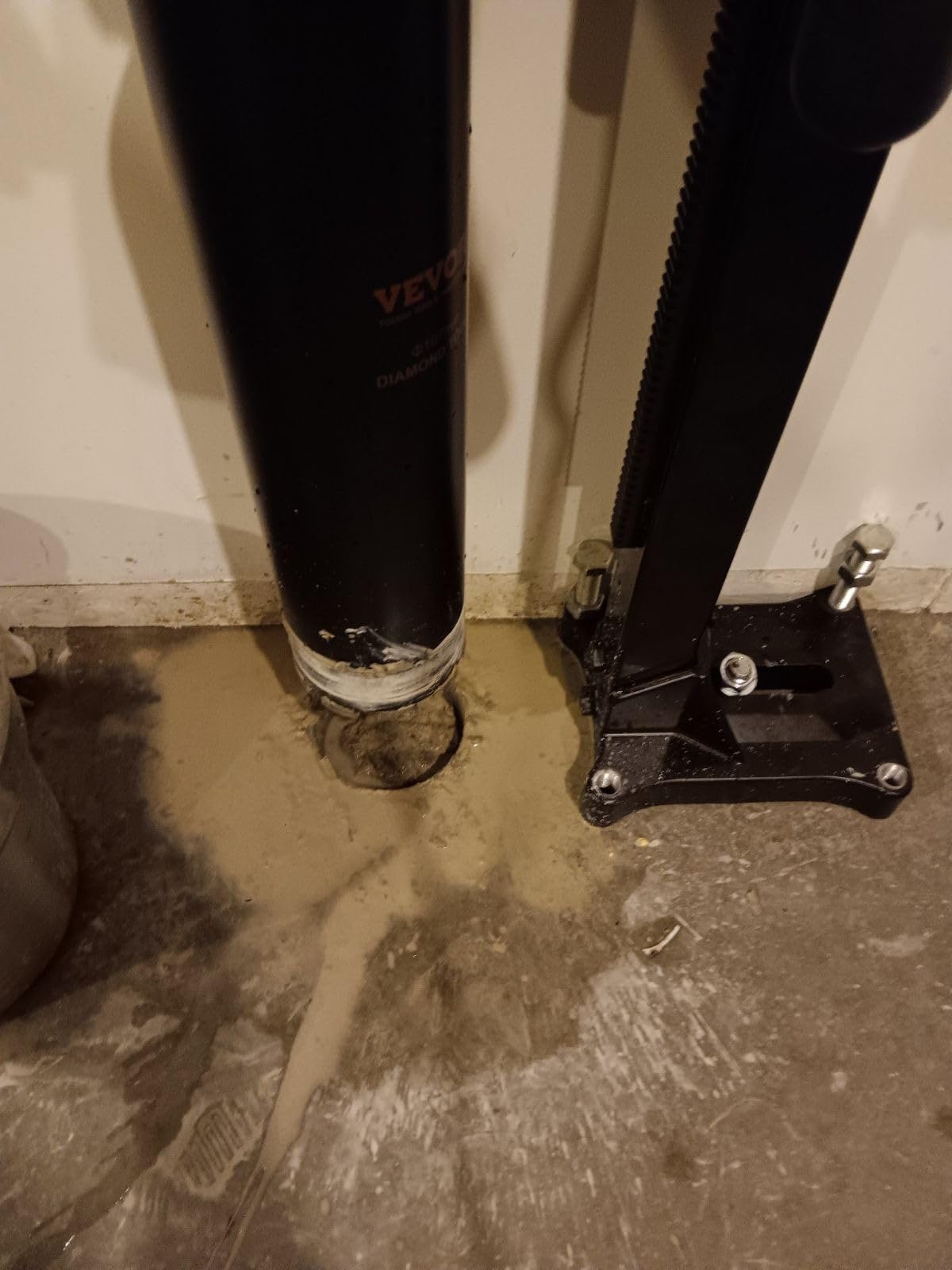VEVOR Diamond Core Drilling Machine 0.8-8 in Drilling Diameter Stand-Mount | For Concrete Brick Stone, 800 RPM Speed, UNC1 1/4-7 Thread, 3000W, Dry and Wet Concrete Core Drill Rig with 8 Drill Bits customer photo 1