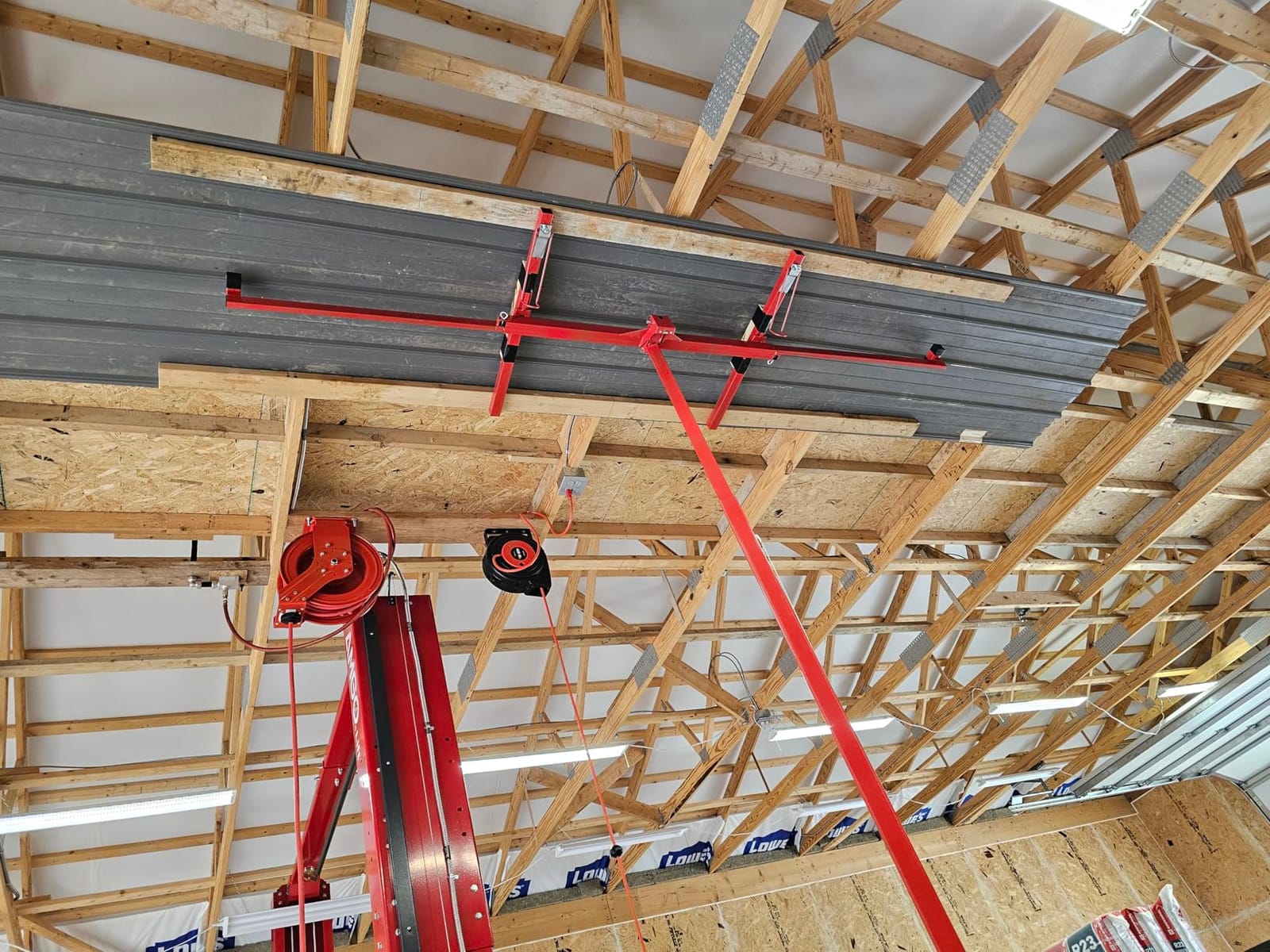 VEVOR 11ft Drywall Lift, Heavy-Duty 150 lbs Sheetrock Hoist with Adjustable Telescoping Arm, Lockable Wheels, Drywall Lifter Panel Jack Hoist Tools Ideal for Ceiling & Wall Installation (Black) customer photo 1