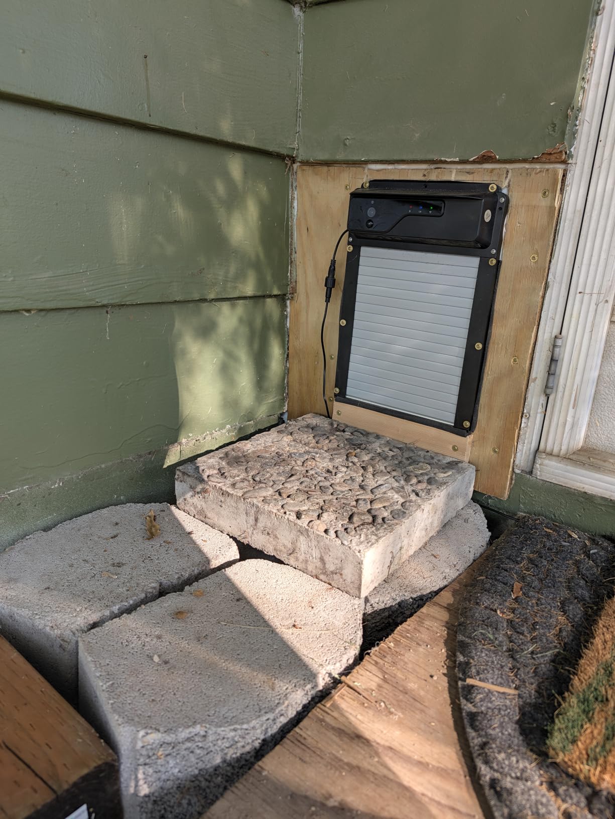 Automatic Chicken Coop Door with Camera, WiFi App Control, Solar Powered Smart Chicken Door with HD Night Vision, 5000 mAh Battery, Anti-Pinch Safety, Smart Alerts, Space-Saving Roll-Up Design customer photo 1