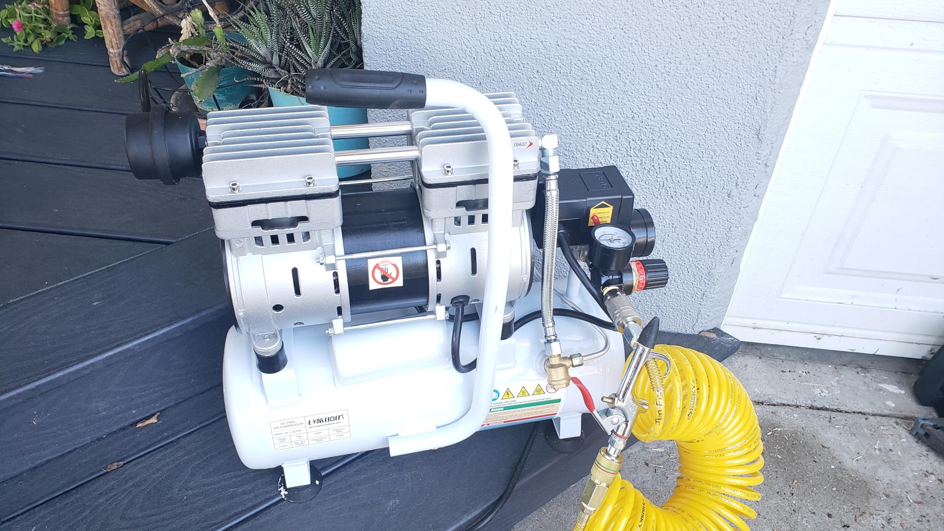 Quiet Oil-Free Air Compressor, 68 dB, 2.8 CFM @ 90 PSI, 8 Gallon Air Tank customer photo 1
