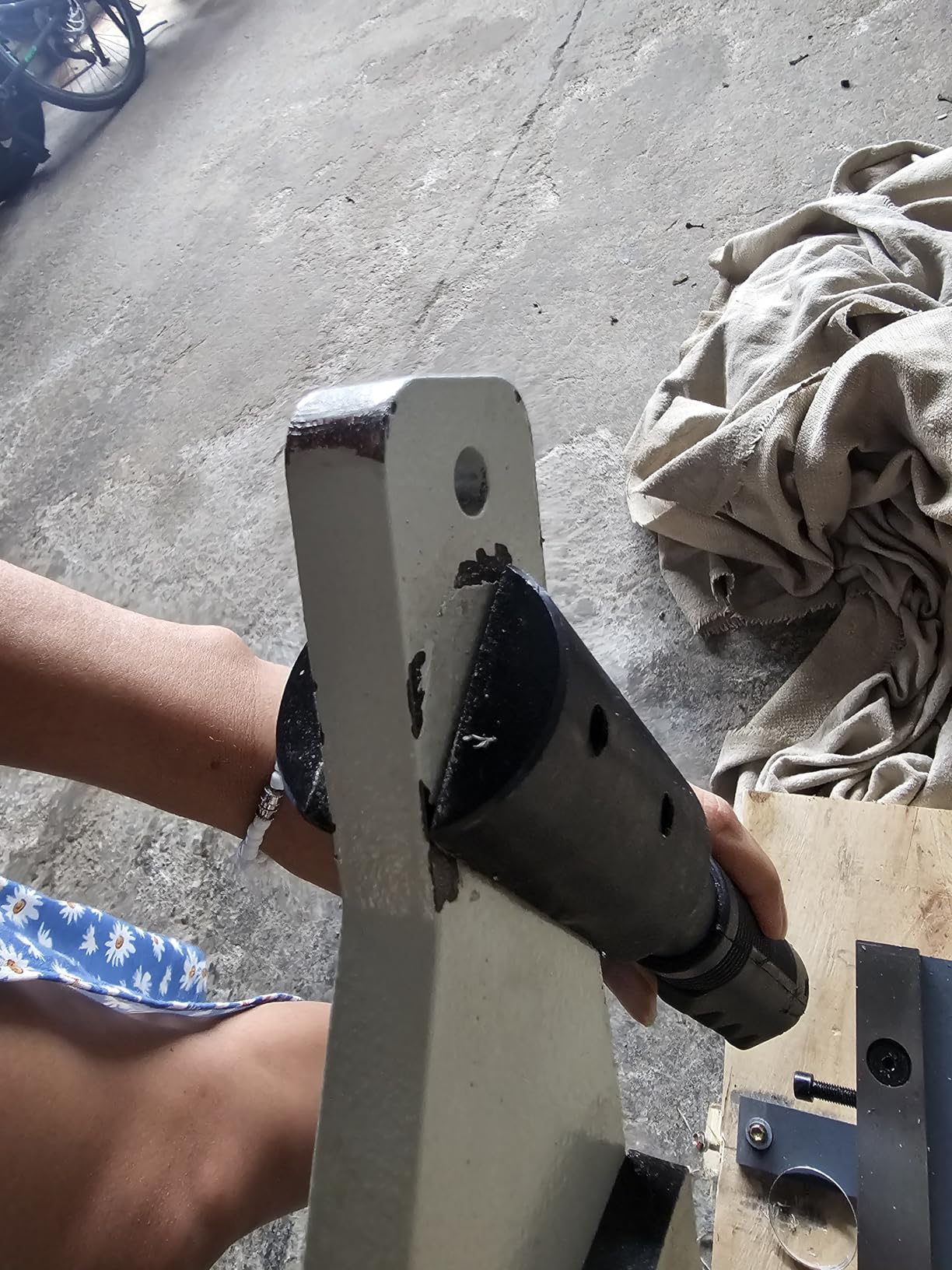 VEVOR Guillotine Shear, 20 in Bed Width Benchtop Cutter, Manual Hand Plate Shear for Metal Sheet Processing, with Q235 Material, High Precision, Stand, for PCB Board, Aluminum, Steel, Copper, Plastic customer photo 2