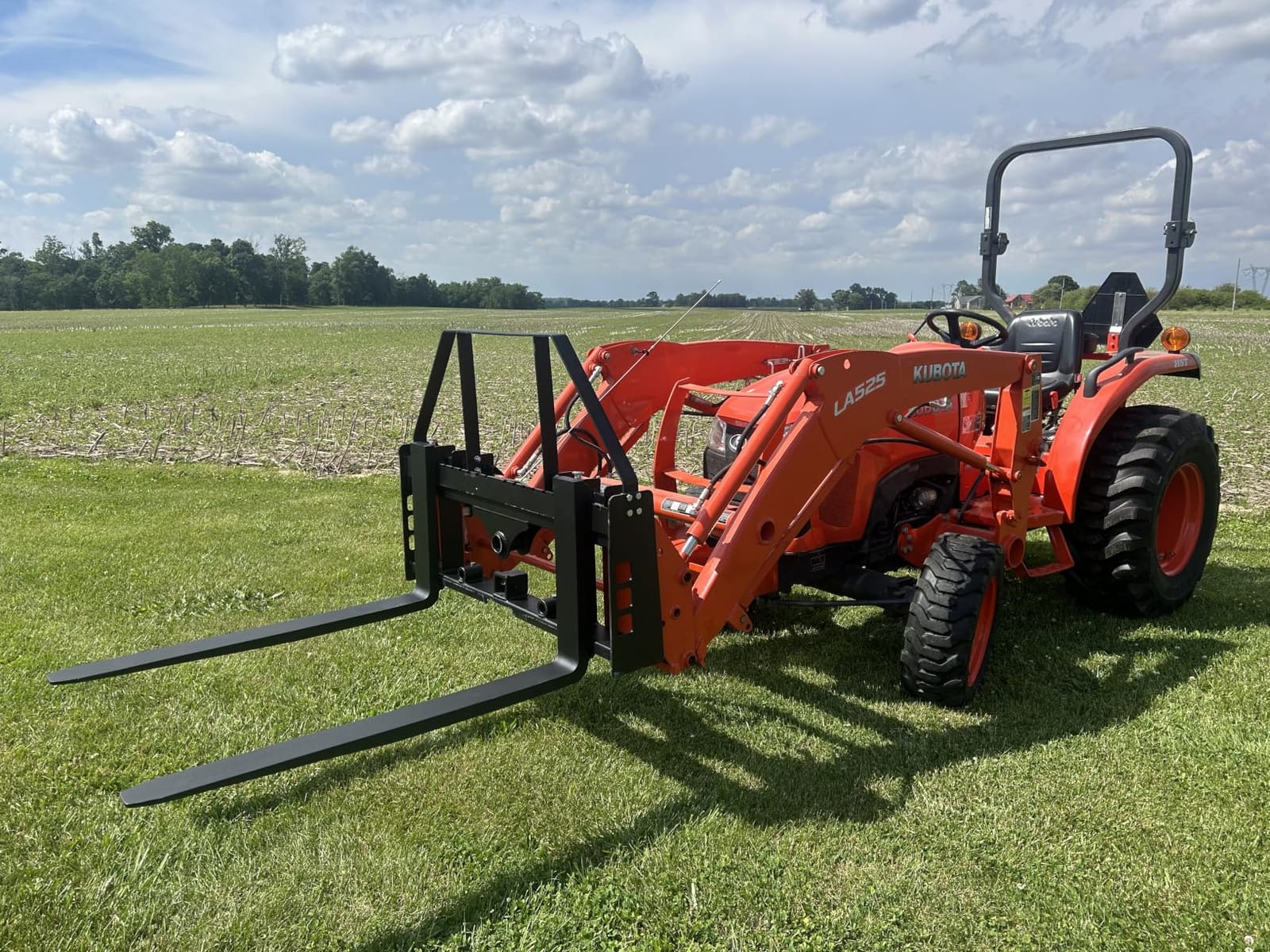 VEVOR Skid Steer Pallet Forks, 4000 lbs Rated Capacity, Pallets Fork Frame Attachment with 42-inch Pallet Forks Forklift Blades, 2-inch Hitch Receiver & Spear Sleeves, Fit for Skid Steers, Tractors customer photo 1