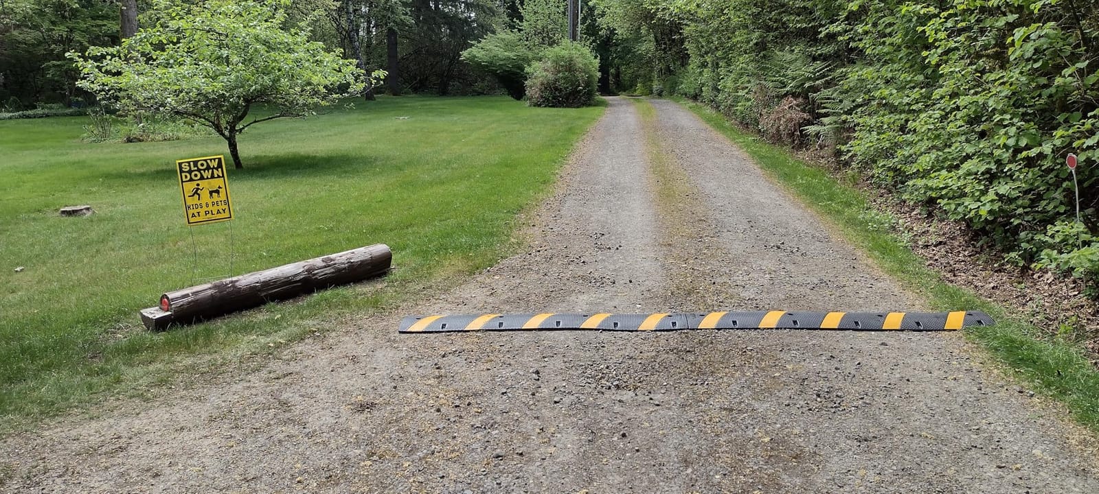 VEVOR 40 in Rubber Speed Bump, 2 Pack, 2 Channel Heavy Duty Traffic Speed Hump, 22000 lbs/Axle Load Capacity, Cable Protector Ramp with Expansion Screws, for Asphalt Concrete Gravel Driveway and Road customer photo 2