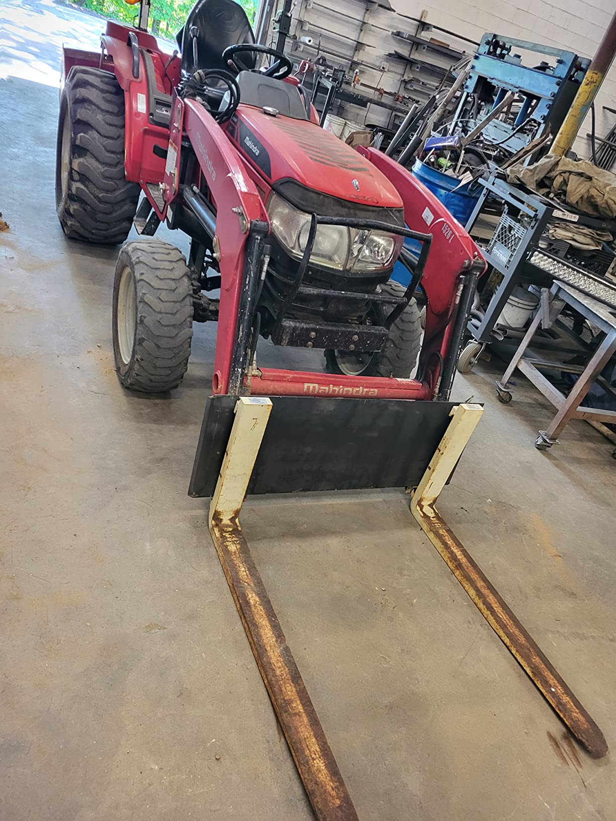 VEVOR 1/4 in Skid Steer Mount Plate, Universal Quick Attach Mount Plate, Easy to Bolt, 3000lbs Load Capacity, Heavy Duty Steel Loader Plates Compatible with Kubota Bobcat Skid Steers & Tractors customer photo 2