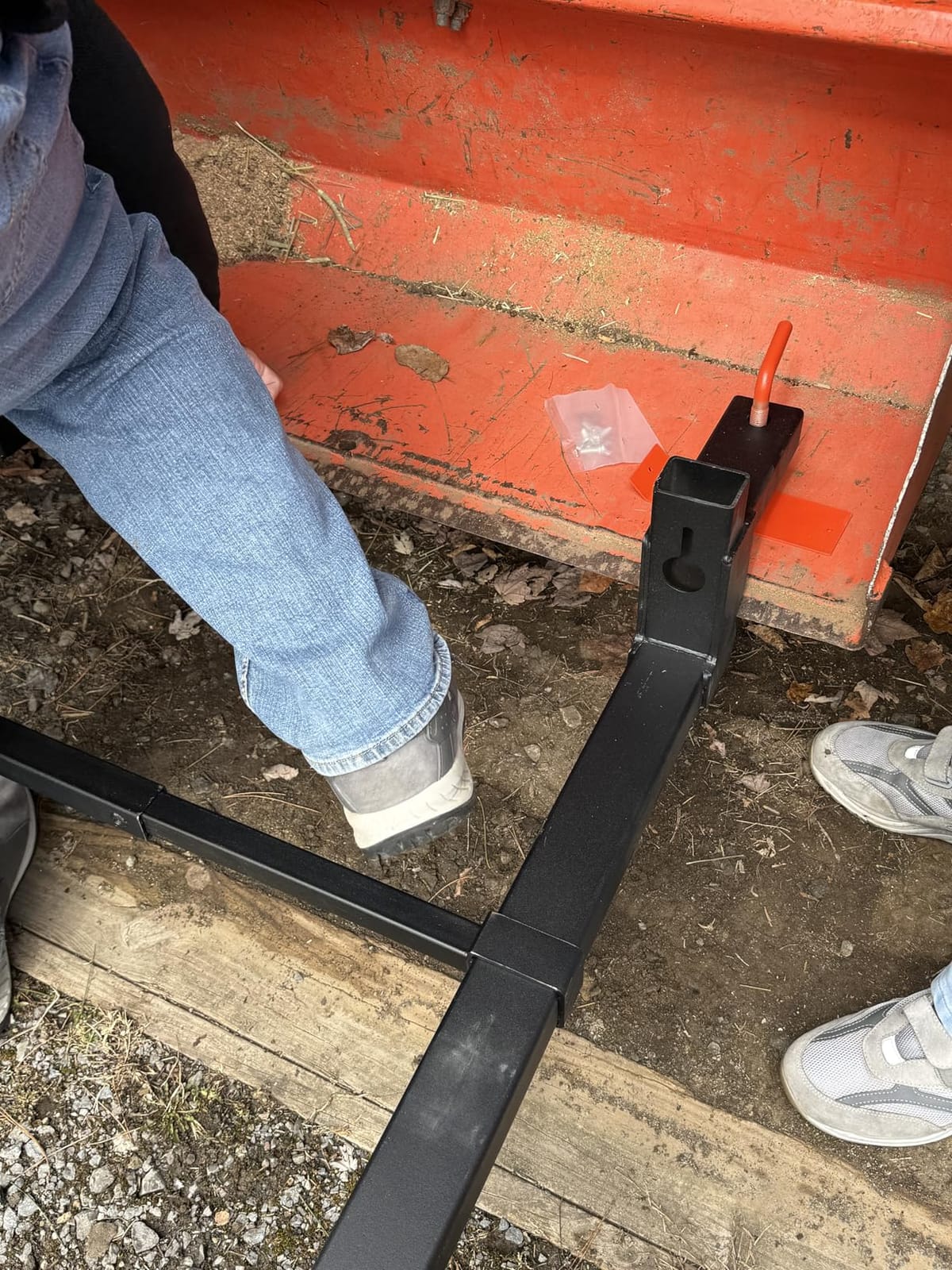 VEVOR Pallet Forks, 2000 lbs Clamp on Pallet Forks, 43-Inch Total Length Heavy-Duty Tractor Fork with Adjustable Stabilizer Bar for Tractor Attachments, Loader Bucket, and Skid Steer, Black customer photo 1