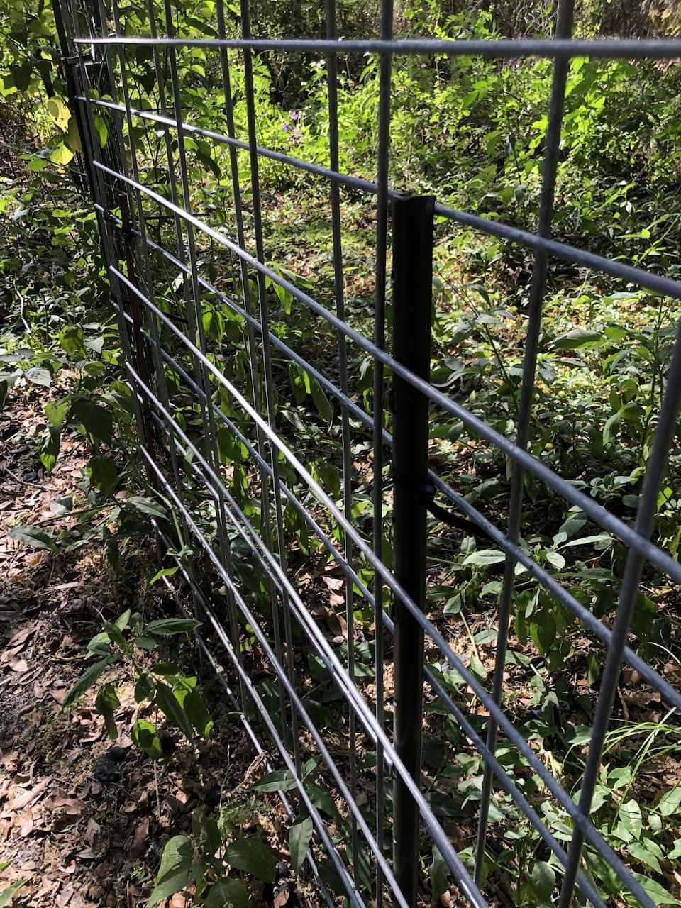 Metal Fence Posts 6 FT, 10 Pack Heavy Duty U-Post Garden Stakes(Splicing), Tools-Free Post Anchors for Wire Fencing, Powder-Coated Steel, Corner Support Stakes for Farm Yard & Lawn, Chicken/Dog Fencing customer photo 2