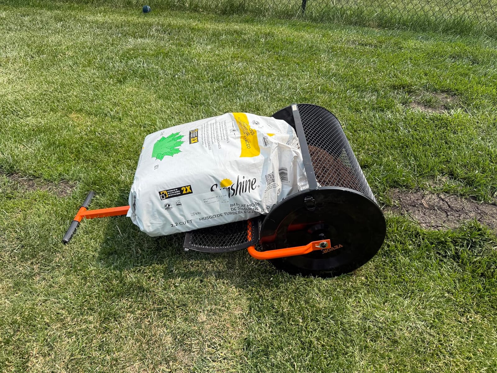 VEVOR Tow Behind Broadcast Spreader, 130LBS Capacity, Tow/Push Garden Spreader with 13 in Tires, 30 Adjustable Setting & 9.8 ft Spreading Width, Lawn Spreaders for Seed, Fertilizer, Salt, Ice Melt customer photo 1