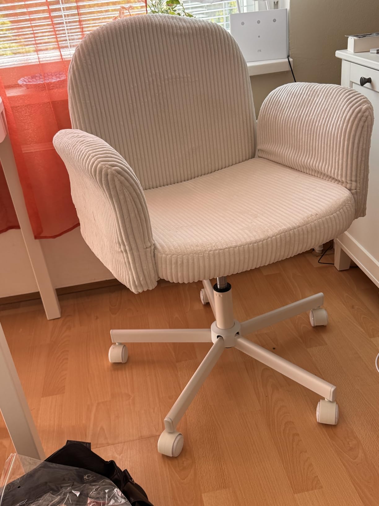 HUANUO Criss Cross Office Chair for Girls, Cross Legged Desk Chair with Adjustable Armrests, Soft Corduroy Fabric for Small Spaces, Home Office Computer Chair for Petite Women, Pink customer photo 1