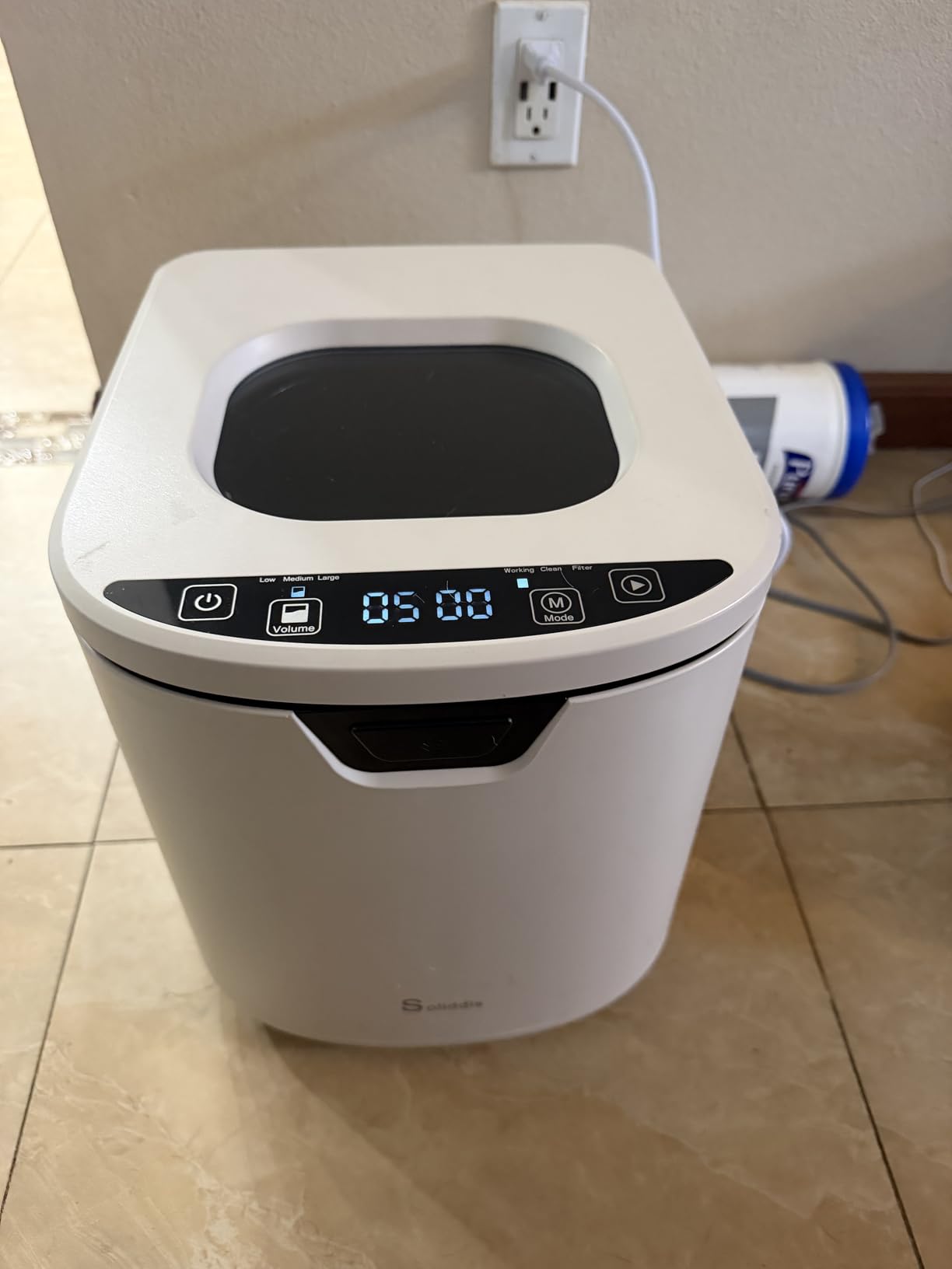 4.2L Electric Composter for Indoor Kitchen, Smart Food Waste Recycler, Turns Garbage to Compost in 4-6 Hours, Odorless Countertop Disposal with 900ML Carbon Filter & Self-Cleaning, White customer photo 2