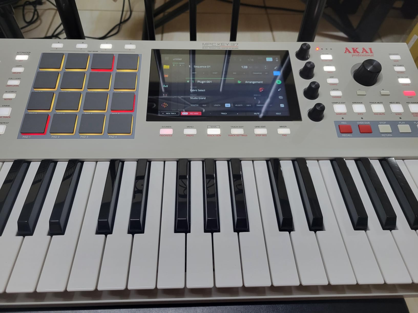 Akai Professional MPC Key 37 G2 Next-Gen Standalone Production Keyboard | Synthesizer for Producers, for Sampling and Sequencing, with USB-C, 37 Keys, 16 MPC Pads, 8-Core Processor, 4GB RAM customer photo 2