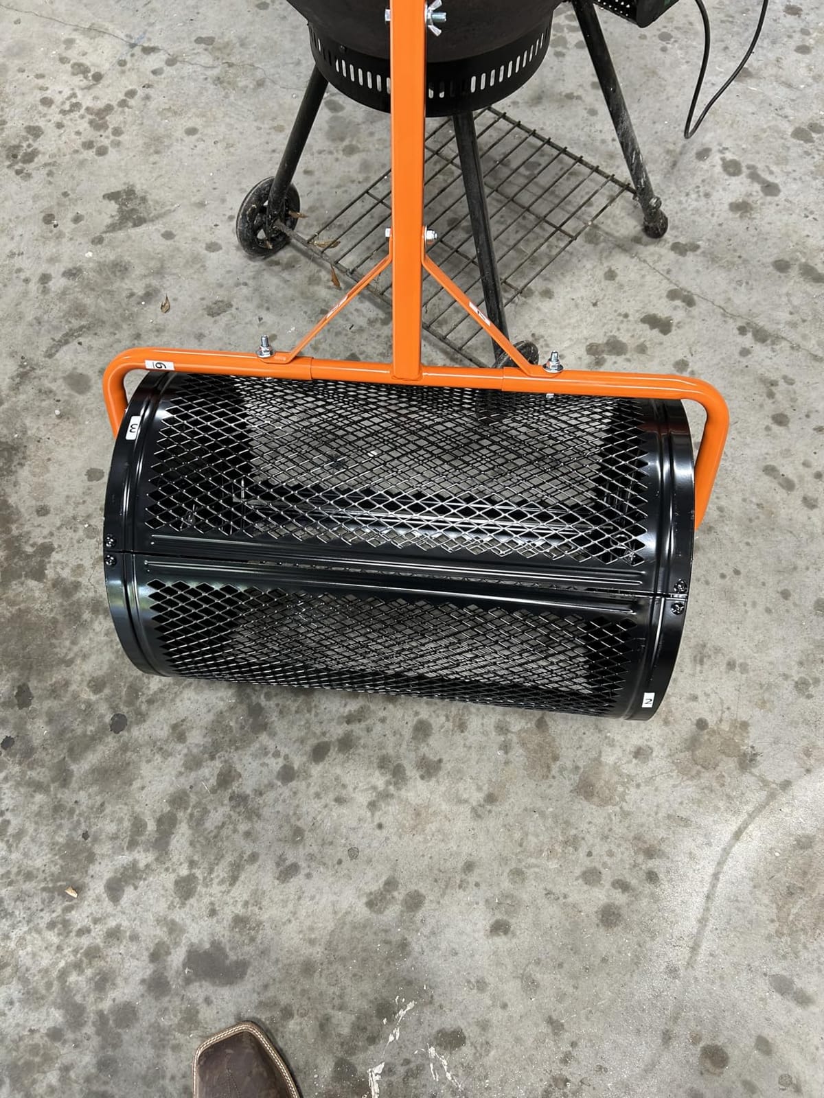 VEVOR Broadcast Spreader 100 lbs Capacity Walk-Behind Push Spreader Black | For Lawn Garden, 0-9.8 ft Spreading Width, 13 in All Terrain Pneumatic Tires, Hopper Grate for Seed Fertilizer Salt Ice Melt customer photo 2