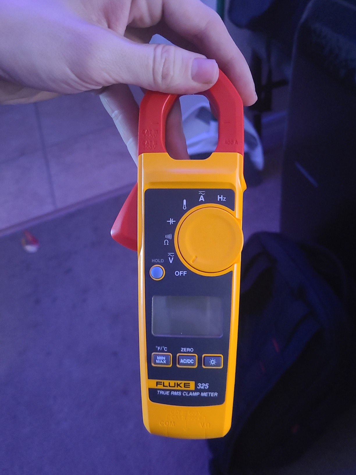 Fluke 325 True-RMS Clamp Meter with Frequency, Temperature & Capacitance Measurements customer photo 2