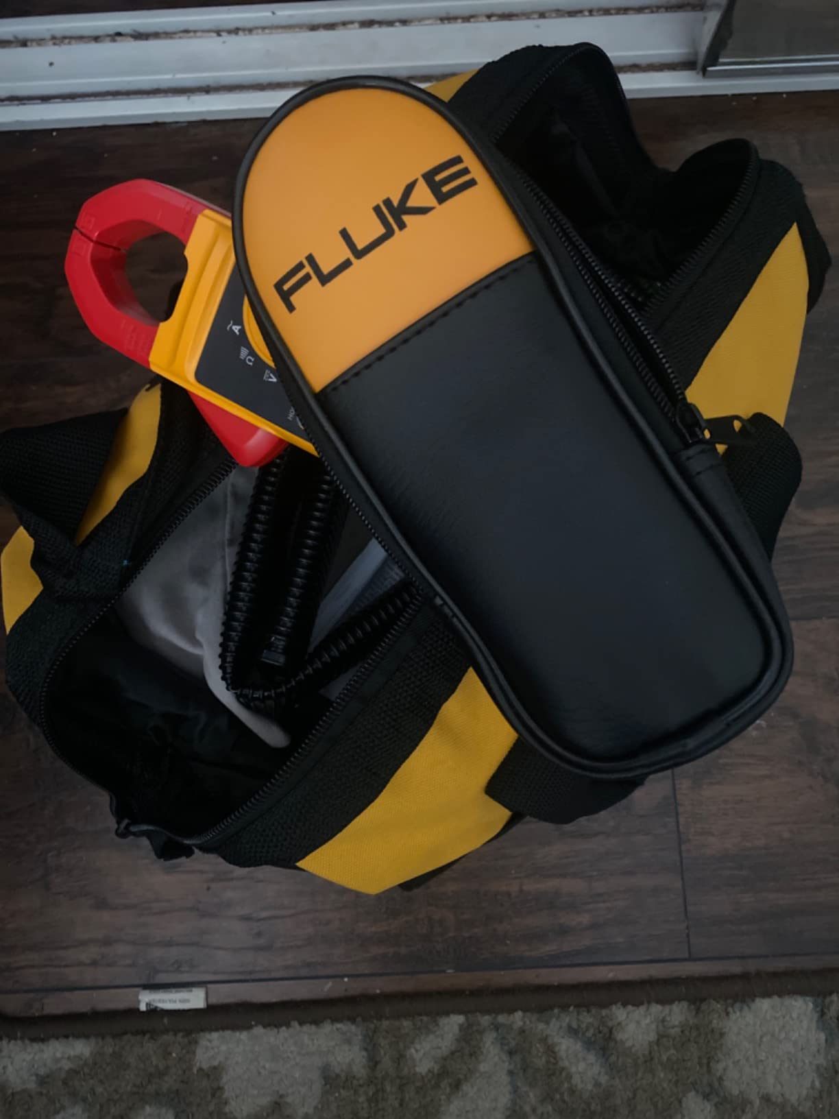 Fluke 323 Clamp Meter for Commercial/Residential Electricians, Measures AC Current to 400 A & AC/DC Voltage to 600 V, Resistance and Continuity, Includes 2 Year Warranty and Soft Carrying Case customer photo 1