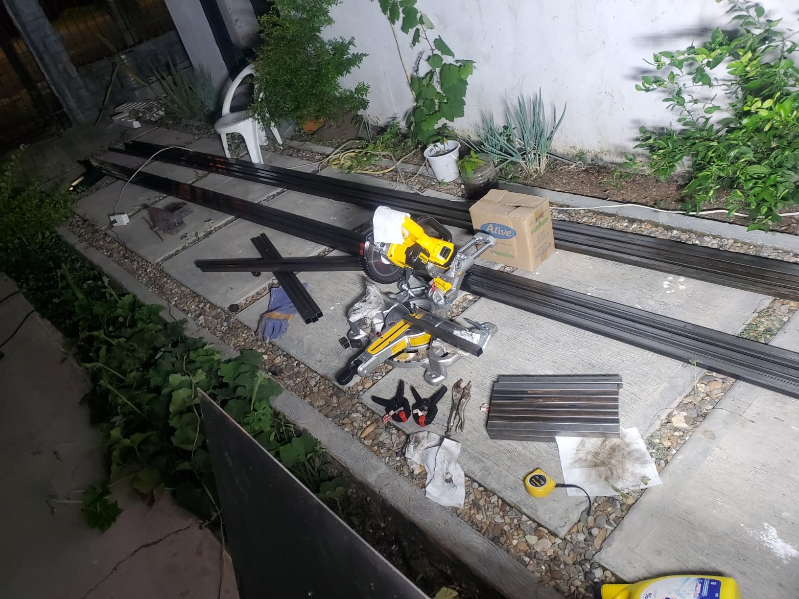 DEWALT 20V MAX* 7-1/4-Inch Miter Saw, Cordless (DCS361M1) customer photo 2