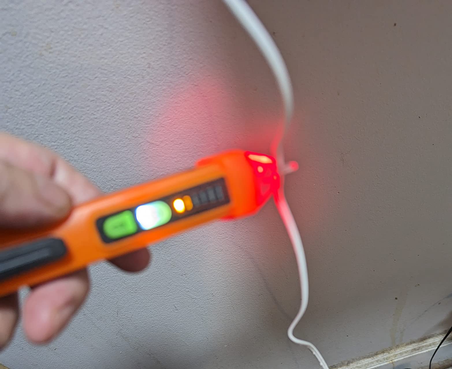 Neoteck Non Contact Voltage Detector 12-1000V AC Voltage Tester customer photo 1