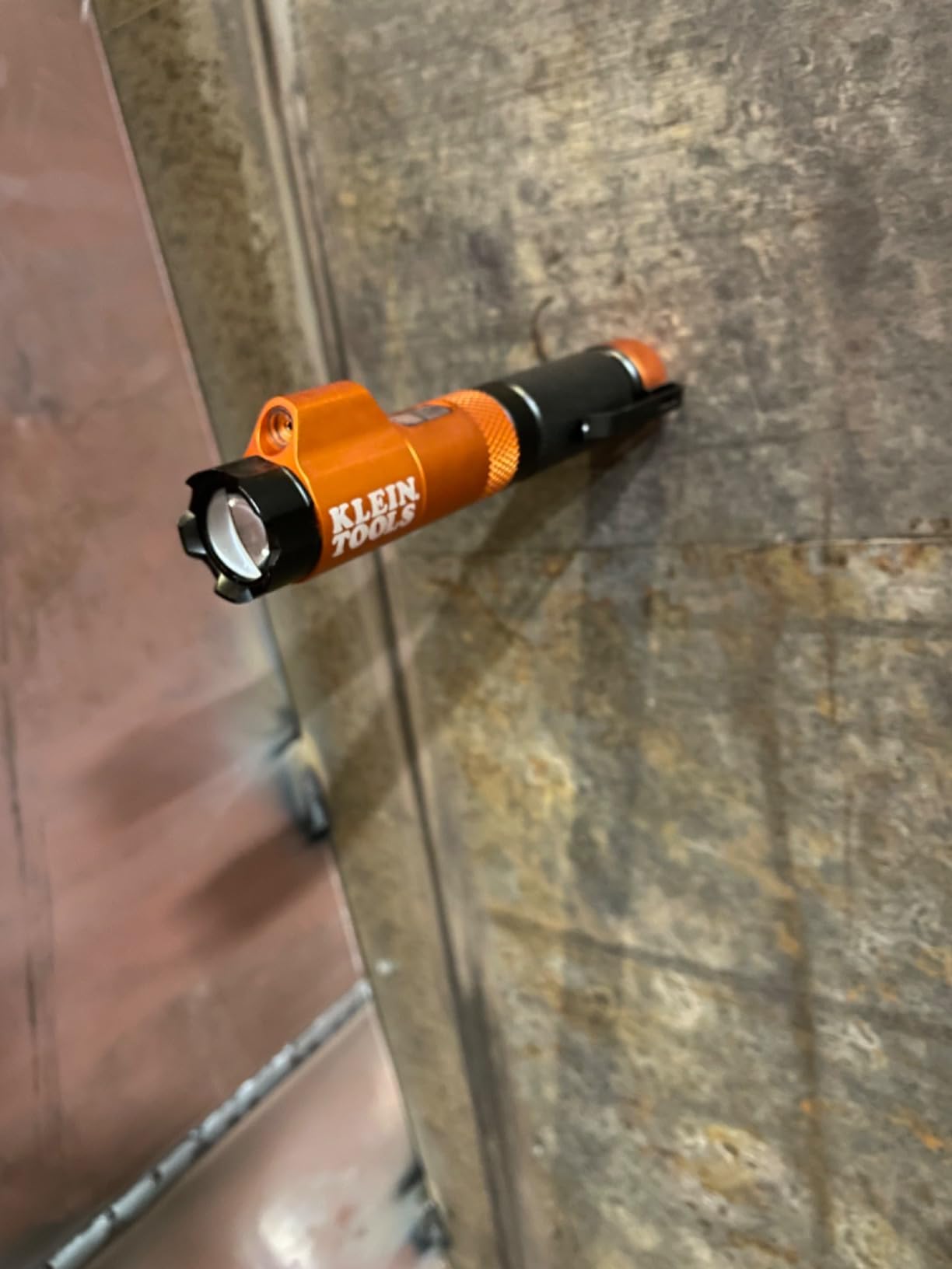 KLEIN TOOLS 56040 Rechargeable Magnetic LED Flashlight with Laser Pointer customer photo 1