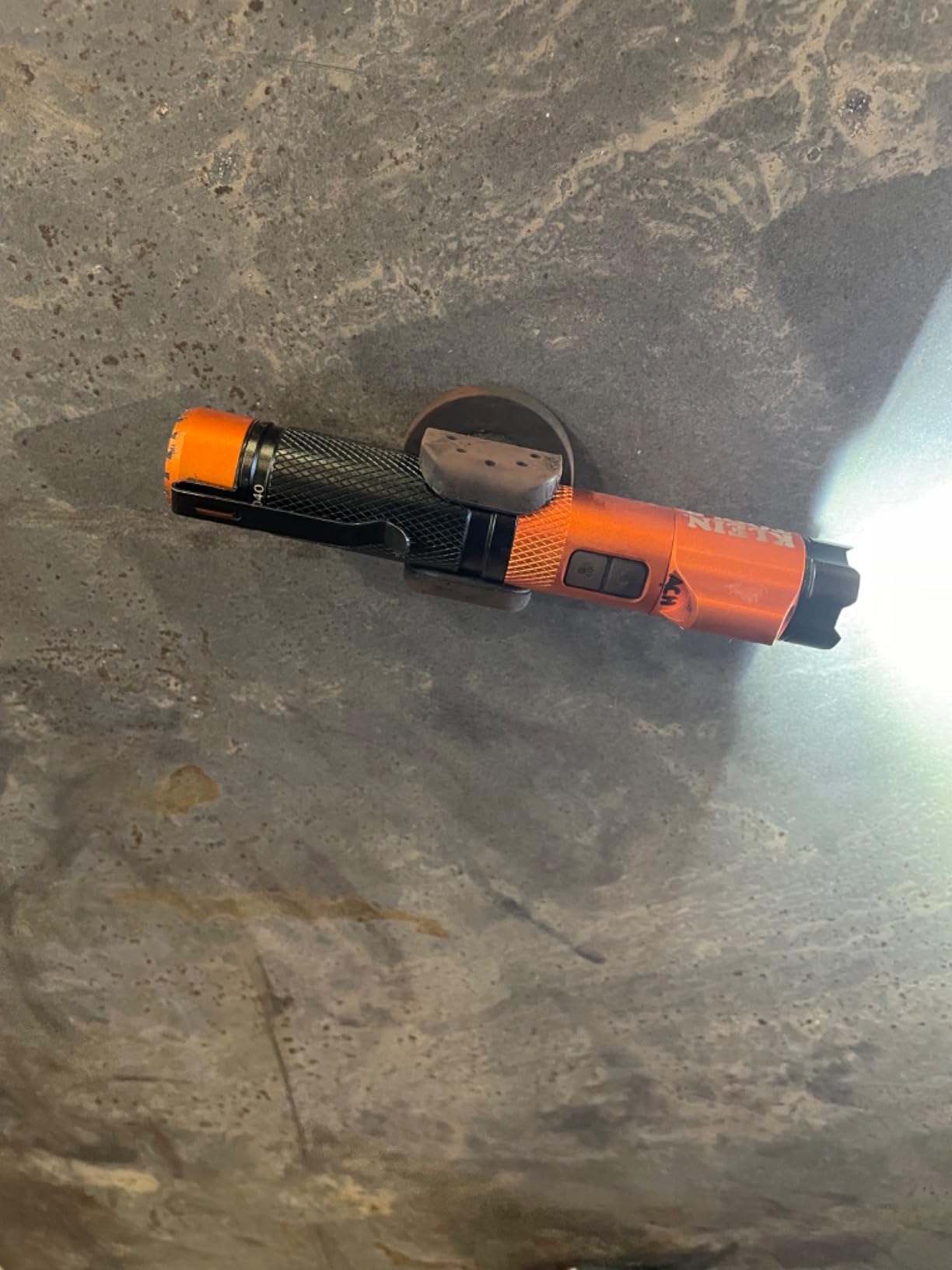 KLEIN TOOLS 56040 Rechargeable Magnetic LED Flashlight with Laser Pointer customer photo 2