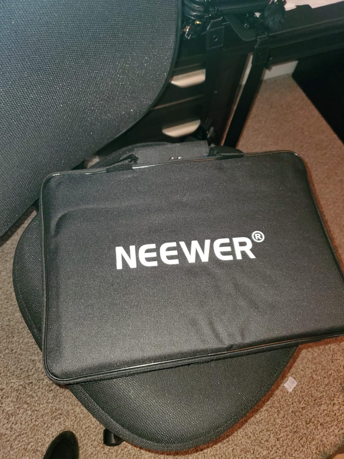 NEEWER NL288 LED Video Light with 2.4G Remote, 45W 4800Lux 3200K-5600K customer photo 1