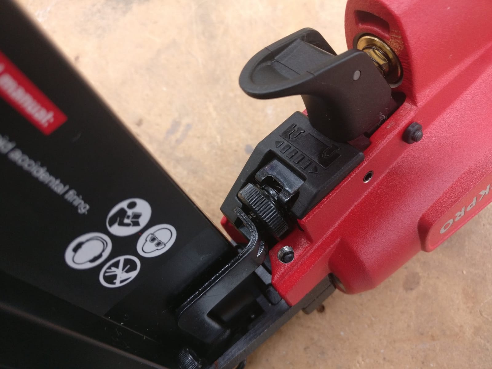 WORKPRO 2-in-1 Pneumatic Brad Nailer/Staple Gun, 18 GA customer photo 1