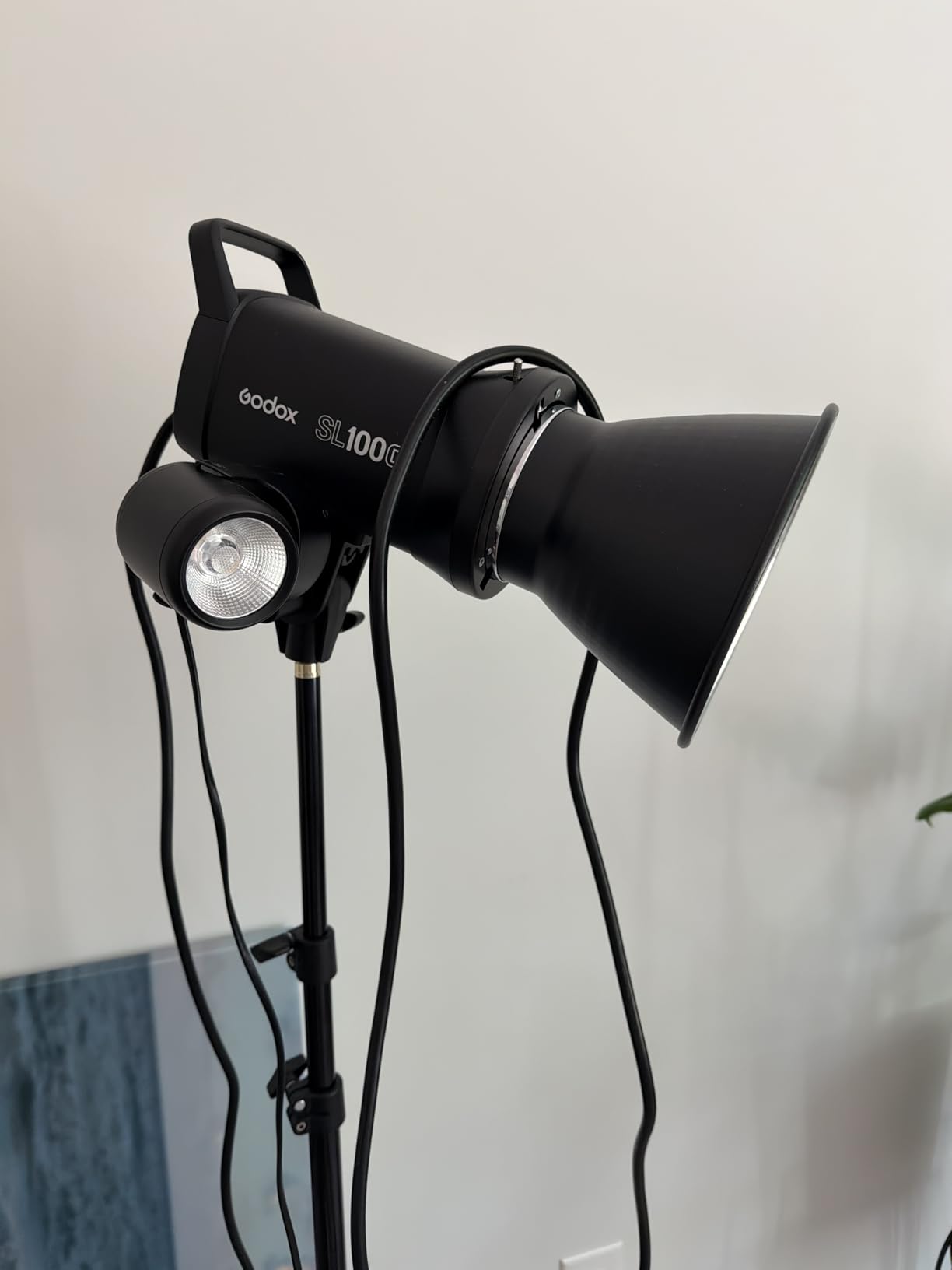 Godox SL100D LED Video Light,100W TLCI≥97 CRI≥96,5600K Continuous Lighting, 8 FX Lighting Effects, 32100Lux @1M Bowens Mount COB LED Continuous Light for Video Shooting,Content Creating,Photography customer photo 1