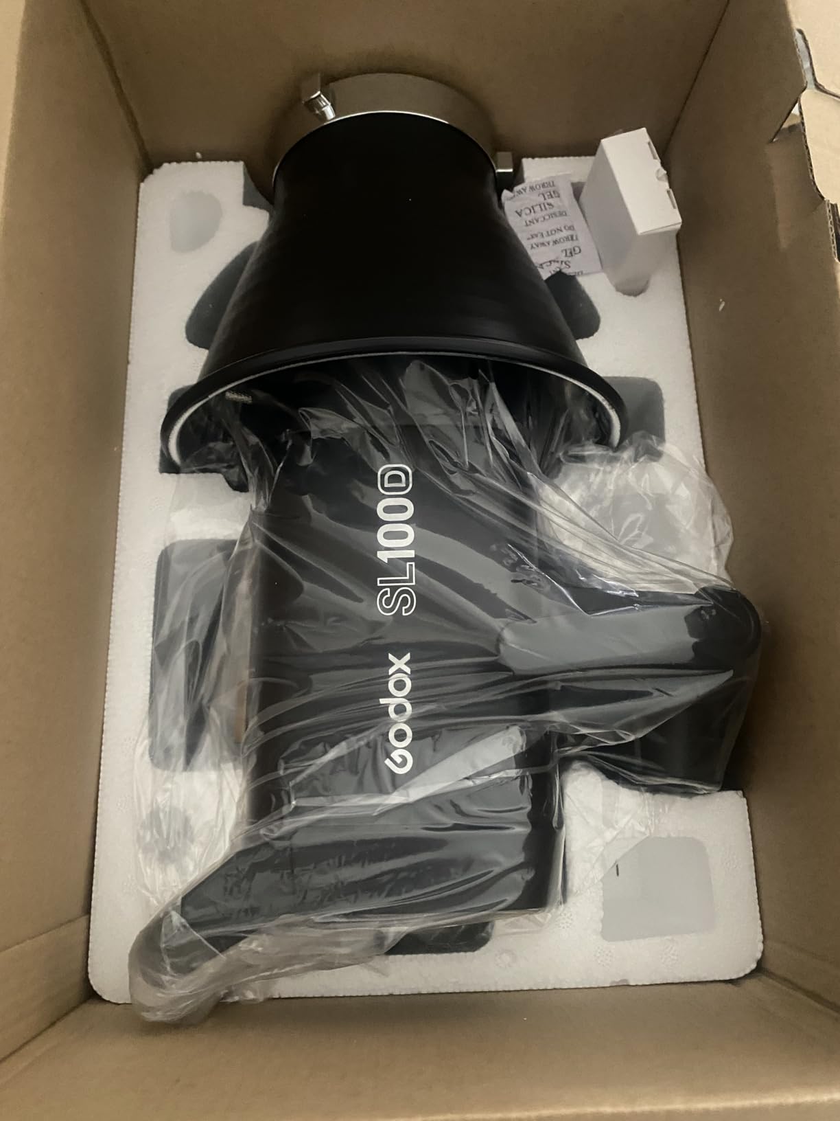 Godox SL100D LED Video Light,100W TLCI≥97 CRI≥96,5600K Continuous Lighting, 8 FX Lighting Effects, 32100Lux @1M Bowens Mount COB LED Continuous Light for Video Shooting,Content Creating,Photography customer photo 2